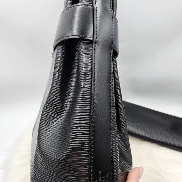 Louis Vuitton Black Epi Leather Sac - Picture 5 of 17